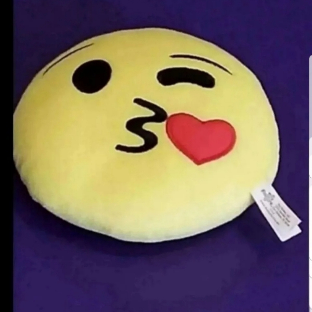 PLUSH KISSING PILLOW